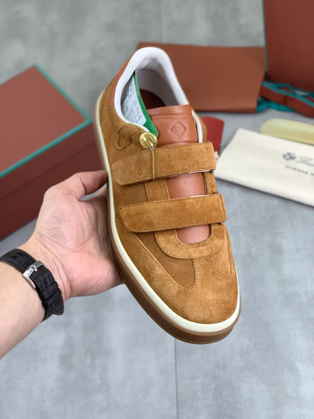 Men's men's shoes 💰P580 New model 💰 The latest casual shoes Loro Piana 💯 Top grade 💯 Buy the original copy 💯 Founded the existing Loro Piana company on April 24, 1924. It is the sixth generation of family operation, providing the best quality products to customers who are discerning about taste and quality. Imported original fly woven fabric with cowhide fabric, plain calfskin lining, hand-stitched thread with cowhide feet, original packaging, high-end outsole, size: 38-45 (custom-made for 46), 5️⃣ colors available